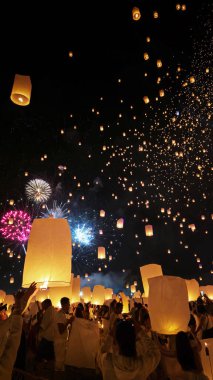 Chiang Mai Yi Peng Festivalinde Fenerler ve Havai fişekler