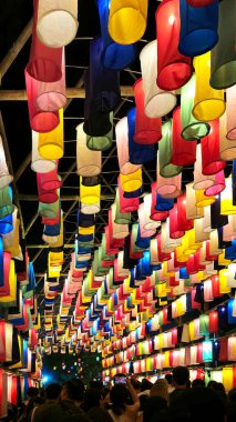 Yi Peng Festivalinde Renkli Fener Tüneli, Chiang Mai