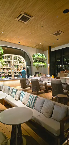 Pattaya 'daki Şık Sahil Bar Salonu