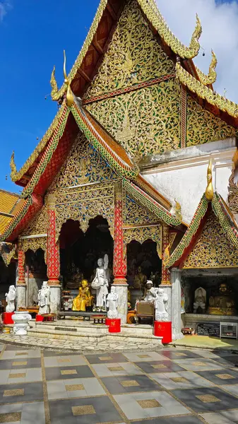 Wat Phra 'daki Süslü Tapınak Cephesi Doi Suthep