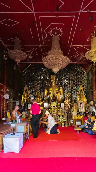 Doi Suthep Tapınağının içinde.