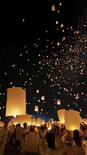 Chiang Mai Yi Peng Festivali 'nde binlerce fener