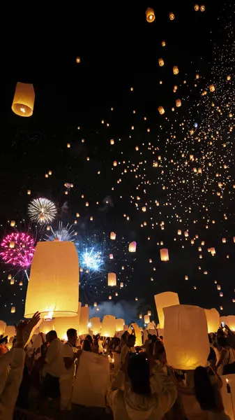 Chiang Mai Yi Peng Festivalinde Fenerler ve Havai fişekler