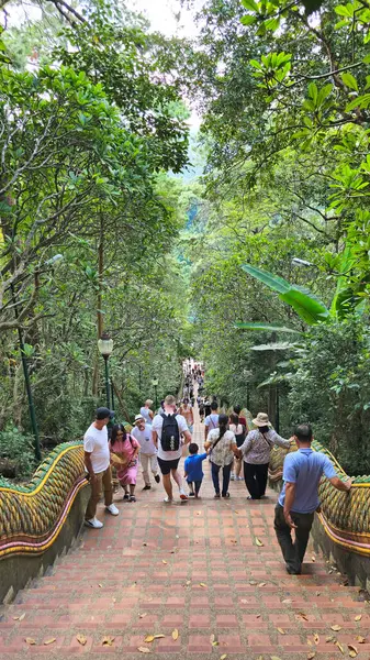 Wat Phra 'ya tırmanan turistler Doi Suthep, Chiang Mai