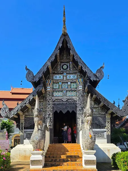 Chiang Mai 'deki Tayland Budist Tapınağı cephesini süsleyin.