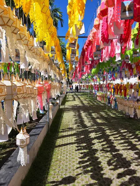 Chiang Mai Tapınağı Festivali 'nde renkli fenerler