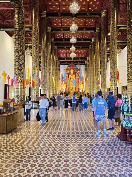 Chiang Mai, Tayland 'daki Majestic Tapınağını Ziyaret Eden Turistler