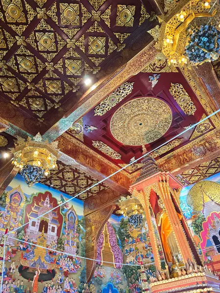 Tayland 'daki Chiang Mai Tapınağının içini süsleyin.