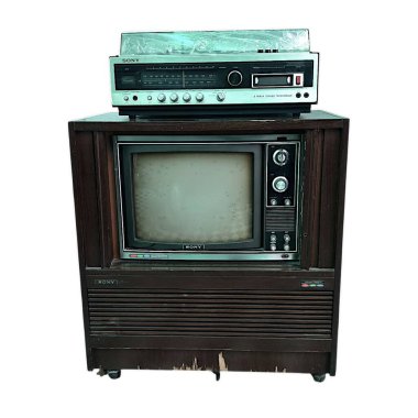 Bogor, Endonezya - 6 Nisan 2025: Üzerinde ahşap bir dolap ve 8 kanallı teyp olan klasik bir Sony TV.