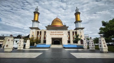 Bogor, Endonezya - 3 Mart 2025: Sukabumi, Endonezya Büyük Camii, altın kubbeler, yüksek kuleler ve önemli bir dini eser olarak ayakta duran güzel bir avlu içerir.