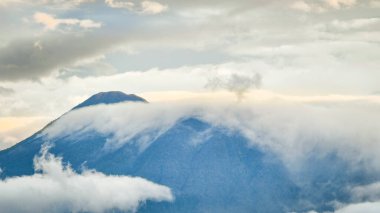 Güneş doğarken Gede Pangrango Dağı 'nın bulutlarla kaplı çarpıcı bir fotoğrafı manzaranın doğal güzelliğini ve sükunetini gözler önüne seriyor.