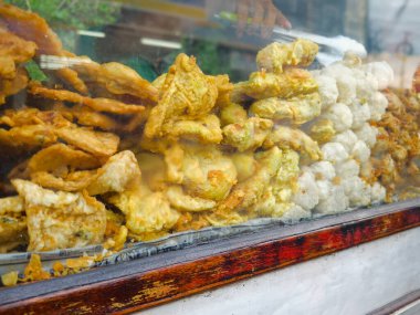 Bir çeşit kızarmış Endonezya sokak abur cuburu. Satılık bir tezgahta güzelce düzenlenmiş.