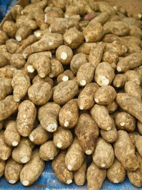 Geleneksel Pazarda Satılık Taze Tatlı Patatesler. Yüksek kalite fotoğraf