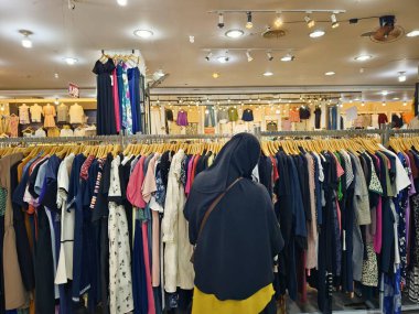 Bogor, Endonezya - 11 Mayıs 2025: Geleneksel Markette Çeşitli Giysilerle Kıyafet Dükkanı