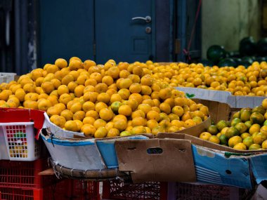 Geleneksel bir markette Taze Sarı Portakallar Yığıldı. Yüksek kalite fotoğraf