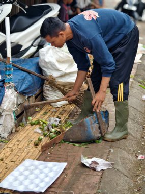 Bogor, Endonezya - 26 Mayıs 2025 Piyasa İşçisi Düşen Ürünler Kaldırıma Yakın Pazarda