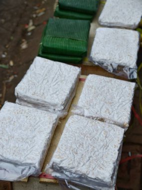 Geleneksel Endonezya Tempeh 'inin Taze Blokları, Bazıları Muz Yapraklarına Sarılmış, Satılık Sergileniyor. Yüksek kalite fotoğraf