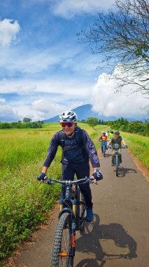Bogor, Endonezya - 14 Haziran 2025: Bereketli Yeşil Manzara ve Dağ Manzaralı Dağ Motorcuları Sürücüsü Keyifli Manzarası