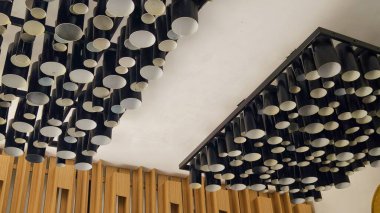 Modern Soyut Tavan Kurulumu Silindirik Tüpler ve Dairesel Diskler Tarz İçi. Yüksek kalite fotoğraf