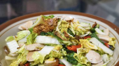 Sağlıklı ve lezzetli kızarmış Napa lahanasına yakın plan köfteli, dengeli ve iştah açıcı bir yemek..