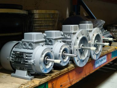 Bogor, Endonezya - 23 Temmuz 2025: Bir palette modern endüstriyel elektrikli motorlar, bir fabrikada üretim işlemleri ve makineler için hazır.