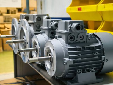 Modern elektrik motorları endüstriyel üretim tesisinde montaja hazır..