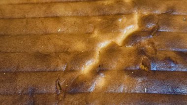 Zengin, parlak şuruplu ve kendine özgü sırtı desenli, kahverengi bir tatlı yüzeyi detaylandırılmış. İştah açıcı yemek geçmişi.