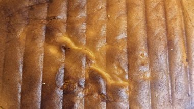 Lezzetli dokusunu ve tırtıklı yüzeyini besin kavramları için mükemmel gösteren altın kahverengi kekin yakın çekimi