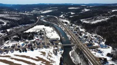 Matapedia Vadisi, Quebec, Kanada, 2025 'te karla kaplı Sainte-Florence ve Matapedia Nehri' nin panoramik kış manzarası..