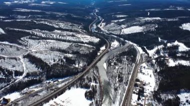 Efsanevi Matapdia Nehri 'nin panoramik kış manzarası Matapdia Vadisi, Quebec, Kanada, 2025' te karla kaplı Sainte-Florence köyünden akıyor..