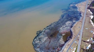 Efsanevi Route 132, Saint-Ulric-de-Matane, Quebec, Kanada, 2025 sınırındaki görkemli Saint-Laurent Nehri 'nin kıyılarının panoramik görüntüsü..