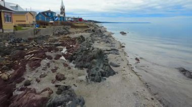 2025, Quebec, Kanada 'da bulutlu bir gökyüzünün altında Baie-des-Sables ve görkemli St. Lawrence Nehri' nin kayalık ve kumlu sahil köyünün üzerinde uçuyor..