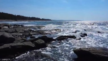 Kayalık kıyılar, yumuşak dalgalar ve açık mavi gökyüzü ile çarpıcı kıyı manzarası, açık hava ve deniz manzarası meraklılarına sükunet ve doğal güzellik sunuyor. Metis-sur-Mer, Quebec, Kanada, 2025.