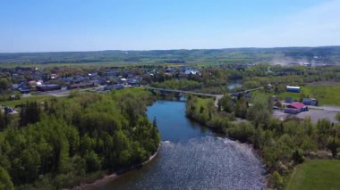 Pahalı bir köy olan Price 'ın panoramik hava manzarası ve Mitis Nehri' ni kapsayan yol köprüsü, bereketli bir ülke ortamı ile ünlü bir somon nehri. Quebec, Kanada, 2025.