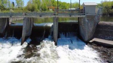 Baraj kapıları dökülüyor. Su yönetimi, yapı güvenliği ve hidroelektrik enerji üretimi için cihazlar, akışı düzenleme, selleri boşaltma ve su seviyelerini kontrol etme.