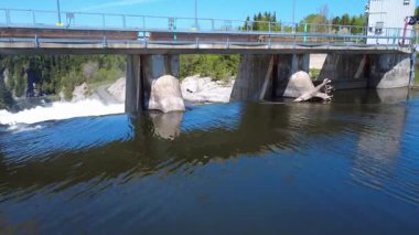 İnsansız hava aracı bir hidroelektrik barajının sızıntısının beton yapısında uçarak barajdan taşan suyun bir şelalenin geçidine akmasına izin verir. Mitis-1 Elektrik Santrali, Fiyat, Quebec, Kanada.