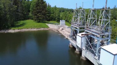 Ormanın kenarındaki bir hidroelektrik santralinin su deposu seviyesindeki kontrol vanalarının metal-mekanik yapısı. Mitis-2 Barajı, Price, Quebec, Kanada.