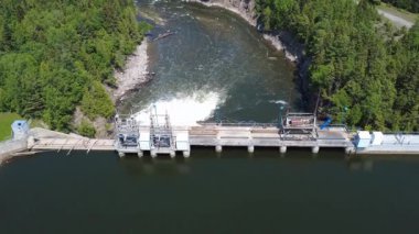 Hidroelektrik barajın üst erişim yapısının dikey üstgeçidi. Güçlü su püskürtülerini bir çimento çukuruna tükürüyor. Mitis-2 Üretim İstasyonu, Price, Quebec, Kanada.