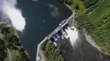 Mitis-2 hidroelektrik barajının üstündeki dikey hava manzarası Mitis Nehri 'ne taşar. Price, Quebec, Kanada.