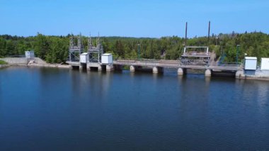 2025 yılında Kanada, Quebec, Mitis Nehri 'nde bulunan Mitis-2 hidroelektrik barajının boşaltma vanalarının rezervuarı ve mekanik bileşenlerine insansız hava aracı uçuşu..