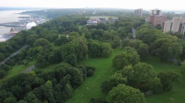 İbrahim Ovası ve Montcalm Bölgesi 'nin binaları Quebec City, Kanada, 2025' te bir insansız hava aracından görüldü..