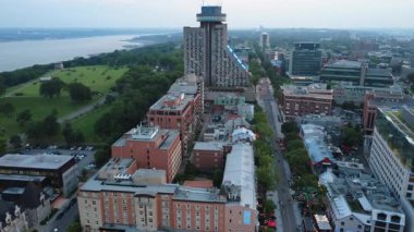 Şato Laurier Oteli 'nin panoramik manzarası ve İbrahim Ovası' nın önündeki Loews Le Concorde Oteli. Quebec Şehri, Kanada, 19 Temmuz 2025.