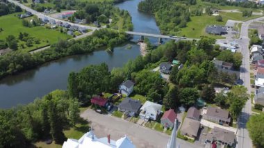 Somon nehri, Mitis Nehri 'nin üzerindeki bir manzara, kilisesinin arkasındaki Price belediyesinden Onsime-Gagnon karayolu köprüsünün altından geçene kadar akar. Quebec, Kanada, 2025.