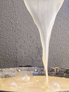 producao de sabao de soda caustica num tacho cheio de bolhas