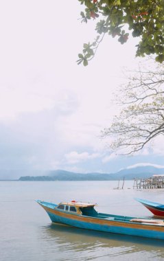 Deniz suyu manzarası, sahil, bulutlar ve gökyüzü çok güzel.