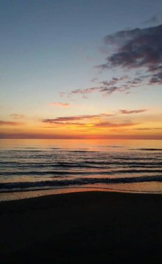 Deniz suyunun güzel manzarası, plajlar, gökyüzü, bulutlar, günbatımı ve doğa