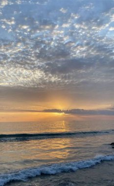 Deniz suyunun güzel manzarası, plajlar, gökyüzü, bulutlar, günbatımı ve doğa