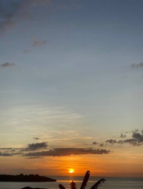 Deniz suyunun güzel manzarası, plajlar, gökyüzü, bulutlar, günbatımı ve doğa