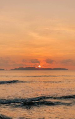 Deniz suyu, kumsal, kum, bulut, gökyüzü, çiçekler, günbatımı ve doğa resimleri çok güzel.