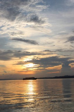 Kayaların, gökyüzünün, deniz suyunun ve gün batımında sahilin resimleri.